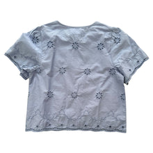 Cargar imagen en el visor de la galería, Top Celeste con Ojetes - NUEVO
