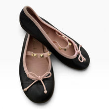 Cargar imagen en el visor de la galería, Zapatillas Negras
